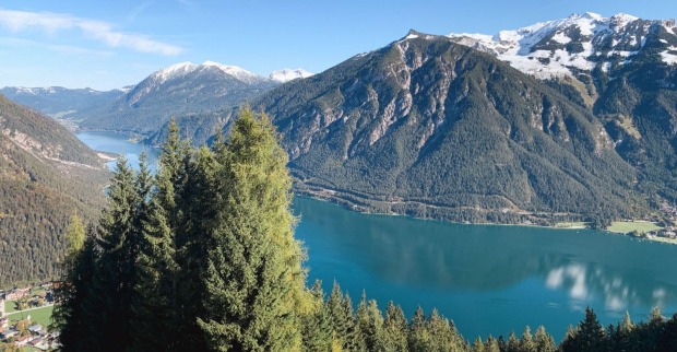 Achensee in Tirol mit Berglandschaft – hier ist ein Zwölfjähriger bei einer Wanderung über felsiges Gelände abgestürzt.