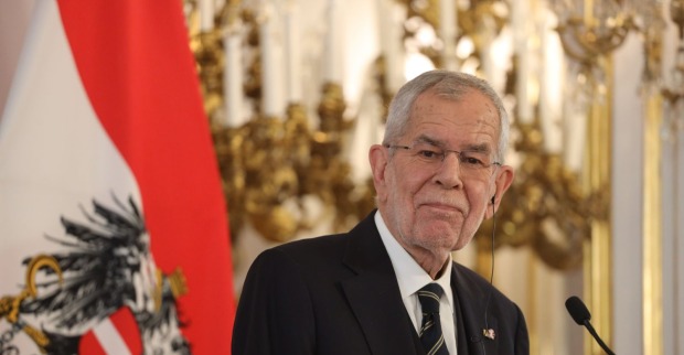 Alexander Van der Bellen lächelt entspannt