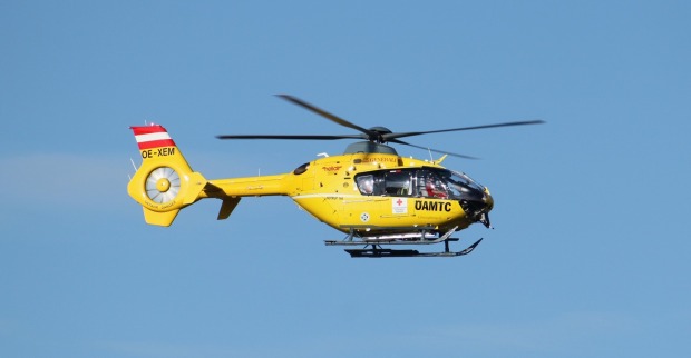 OE-XEM Airbus Helicopters H135, betrieben von ÖAMTC als Christophorus 6 Notarzthubschrauber im Flug gegen klaren blauen Himmel am Flughafen LOWS.