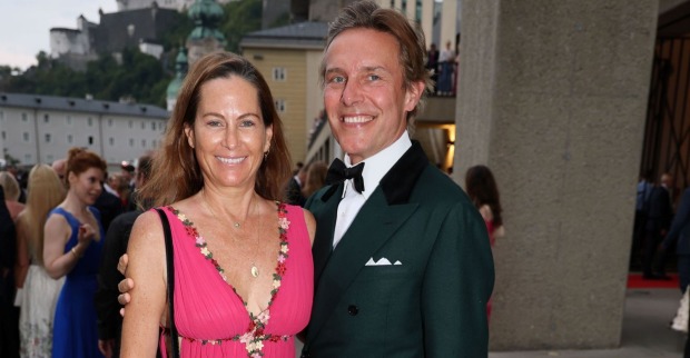 Birgit Lauda und Marcus Sieberer besuchen gemeinsam die Premiere bei den Salzburger Festspielen und posieren auf dem roten Teppich.