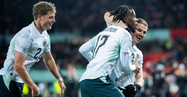 Carney Chukwuemeka jubelt mit Alexander Prass und Marcel Sabitzer nach seinem Tor im ÖFB-Trikot.