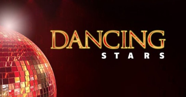 Logo der ORF-Tanzshow Dancing Stars mit roter Discokugel auf dunklem Hintergrund/ Dancing Stars-Traumpaar Danilo Campisi und Corinna Kamper überraschen mit Kussfoto