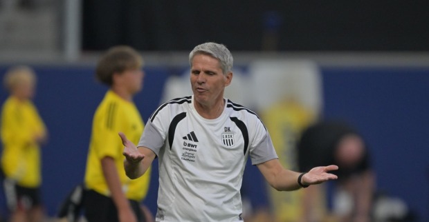 LASK-Cheftrainer Dietmar Kühbauer an der Seitenlinie im Stadion