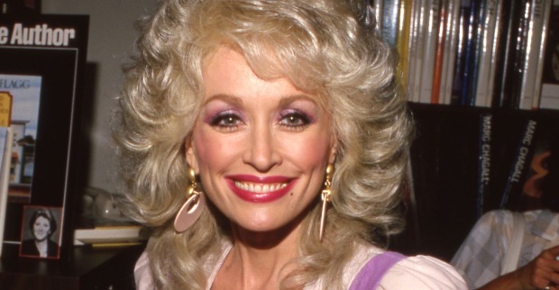 Dolly Parton lächelt bei einem öffentlichen Auftritt in die Kamera.