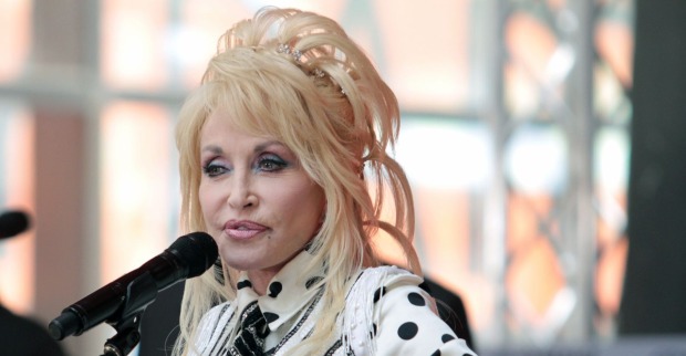Dolly Parton Todesursache steht fest: Dolly Parton steht bei einem Auftritt vor einem Mikrofon.