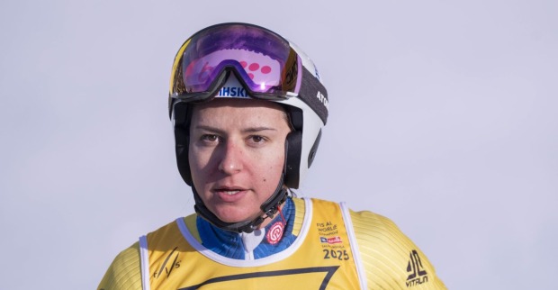 Elvedina Muzaferija im Porträt vor einem Ski-Rennen. Die bosnische Skirennläuferin ist seit 2022 mit ihrem Ehemann Aldin verheiratet.