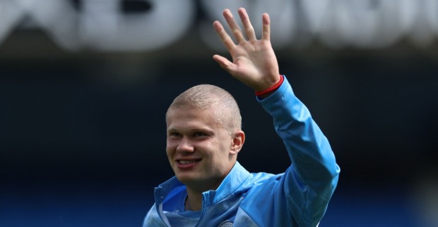 Erling Haaland hat seine langen blonden Haare abrasiert und trägt jetzt einen Buzz Cut.