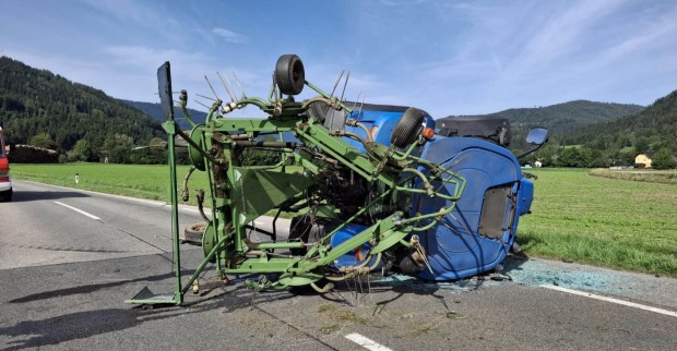 Umgekippter Traktor mit Kreiselwender nach Unfall bei Friesach in Kärnten.