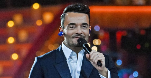 Giovanni Zarrella mit Mikrofon auf der Bühne bei einer Musikshow./ Martina Reuter war zu Besuch in der Show