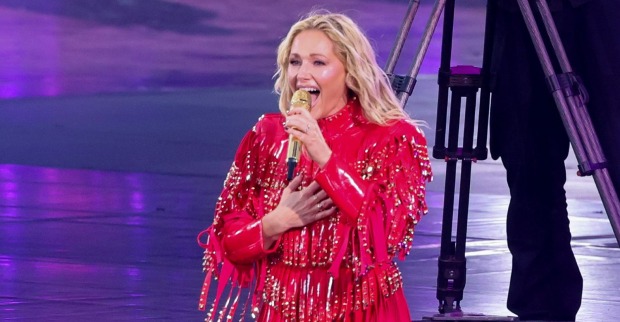 Helene Fischer singt bei ihrer Stadiontour 2026 auf der Bühne. Die Schlagerstars feiert ihren 42. Geburtstag und ihr 20-jähriges Bühnenjubiläum.