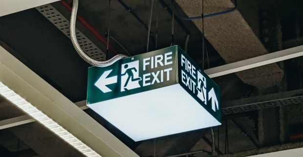 Feuer-Notausgang in einem Gebäude als Symbolbild für den tödlichen Hotelbrand in Tarapith