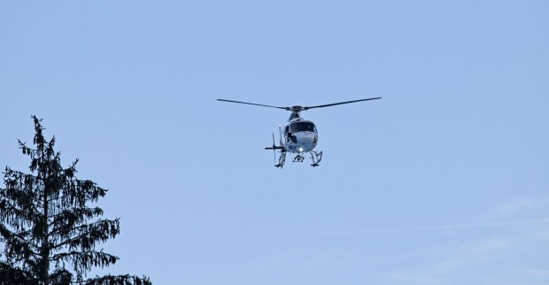 Ein Hubschrauber bringt Trinkwasser zu einer Berghütte in den Alpen, die wegen Wasserknappheit nicht mehr ausreichend aus natürlichen Quellen versorgt werden kann.