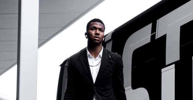 Jeyland Mitchell vor dem Mannschaftsbus des SK Sturm Graz