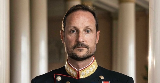 König Haakon VIII. von Norwegen in offizieller Uniform nach seiner Thronbesteigung