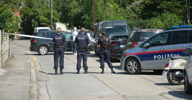 Einsatzfahrzeuge der Polizei vor einem abgesperrten Tatort in Langenzersdorf