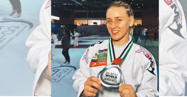 Jiu-Jitsu-Kämpferin und Polizeischülerin Lisa Fuhrmann posiert mit ihrer Silbermedaille