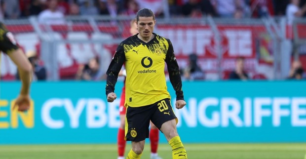 Marcel Sabitzer im Trikot von Borussia Dortmund blickt fokussiert auf das Spielfeld