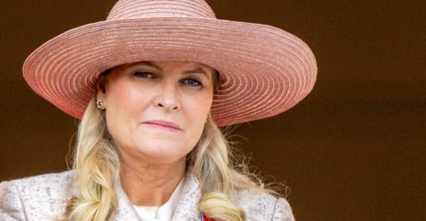 Königin Mette-Marit von Norwegen mit rosafarbenem Hut bei einem öffentlichen Auftritt