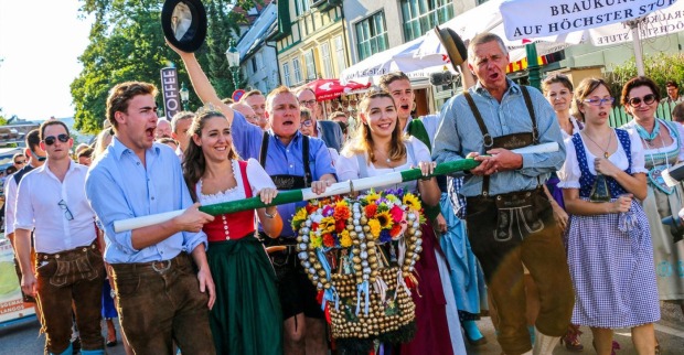 Gäste in Tracht mit Hauerkrone beim Neustifter Kirtag in Wien