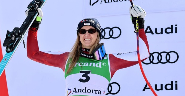 ÖSV-Speedspezialistin Nina Ortlieb während der Siegerehrung im Rennen von Soldeu