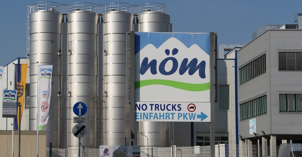NÖM-Werk mit Firmenlogo: Rückruf von NÖM Mix Vanille wegen möglicher Pistazien-Spuren.