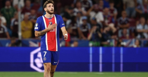 PSG vs. Aston Villa: Khvicha Kvaratskhelia feiert den Treffer.