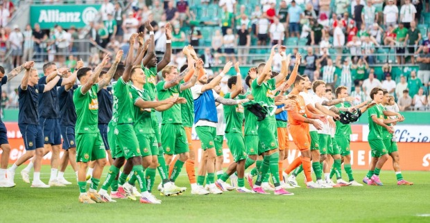 Rapid-Spieler jubeln am Mittwoch, 12. August 2026, nach Ende des Conference-League-Qualifikationsspiels der 3. Runde (Rückspiel) zwischen SK Rapid und Paide in Wien