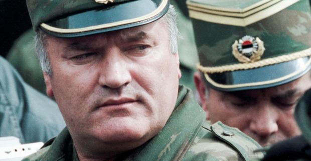 Ratko Mladić in Militäruniform und Schirmmütze während des Bosnienkriegs.