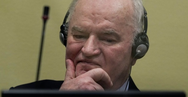 Ratko Mladić mit Kopfhörern während seines Verfahrens vor dem Tribunal in Den Haag.