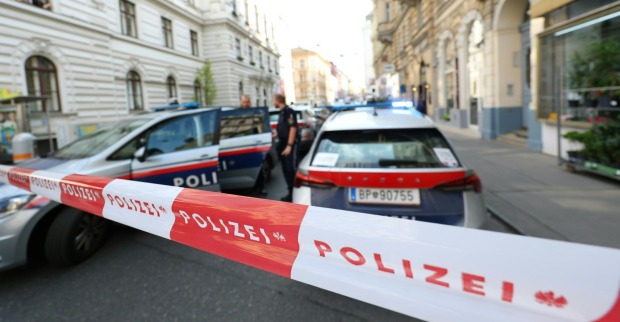 Eine Polizeiabsperrung und Einsatzkräfte der Polizei am Donnerstag, 6. August 2026 am Einsatzort in Wien-Währing. Zu einem Großeinsatz der Wiener Polizei ist es am Donnerstagnachmittag in einem Standort des Dorotheums in Währing gekommen.