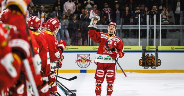 Red Bulls Salute 2026: Der Kapitän des EHC Biel-Bienne Gaëtan Haas feiert mit seinem Team den Sieg.