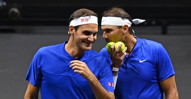 Roger Federer und Rafael Nadal bei einem Tennis Match. Federers Vermögen wird nun wieder auf weniger als eine Milliarde Dollar geschätzt.
