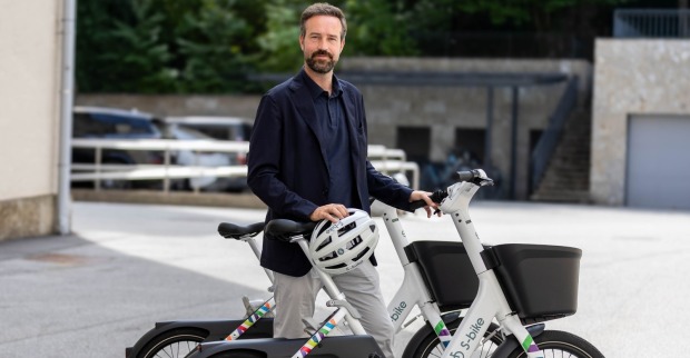 Landeshauptfrau-Stellvertreter und Verkehrsreferent Stefan Schnöll mit dem S-bike.