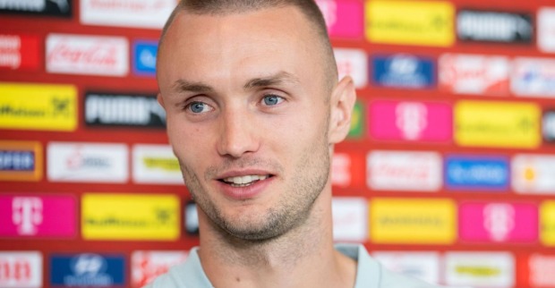 Sasa Kalajdzic bei einem Medientermin vor einer Sponsorenwand. Der ÖFB-Stürmer steht aktuell bei Wolverhampton unter Vertrag.