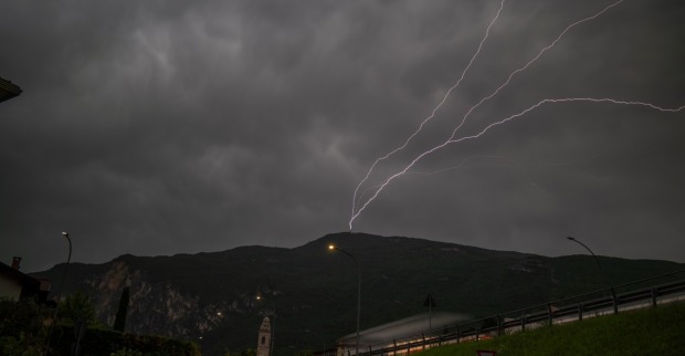 Blitzeinschlag in den Bergen, als Symbolbild für starkes Gewitter am Donnerstagnachmittag.