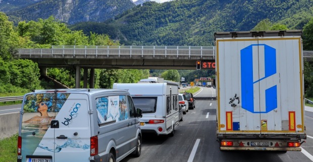 Reisen durch Österreich, die Autobahn A10 und eine fantastische Aussicht auf das Tennengebirge.