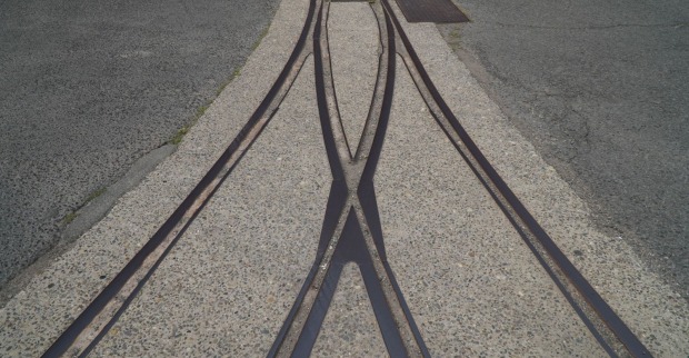 Straßenbahnschienen und Weiche am Unfallort in Gelsenkirchen nach der Kollision zweier Straßenbahnen mit bis zu 30 Verletzten.
