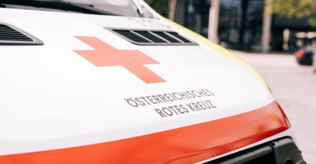 Motorhaube eines österreichischen Rettungswagens