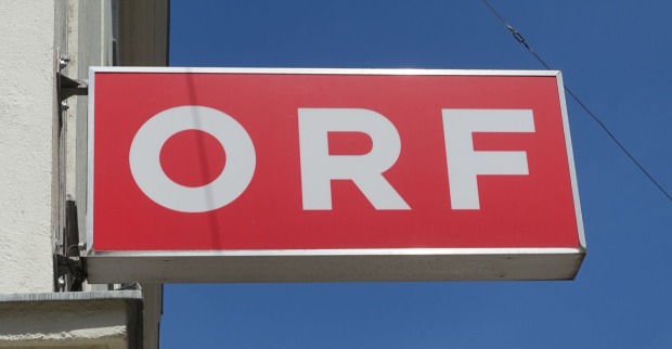 ORF-Schild mit rotem Logo – Thomas Brezina wurde als ORF-Star einem breiten Publikum bekannt
