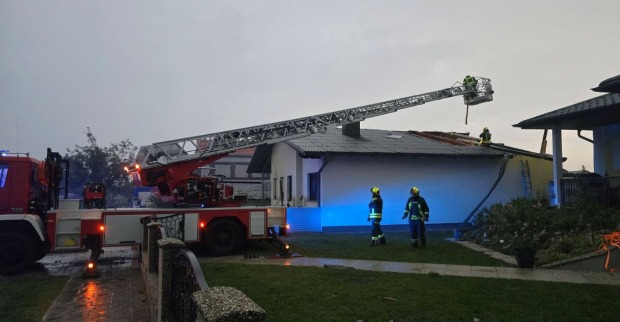 Einsatzkräfte der Feuerwehr bei Aufräumarbeiten nach dem Unwetter in Kittsee