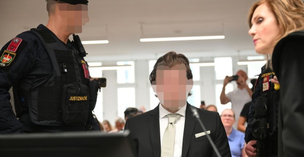 Angeklagter beim Urteil im Mordfall Jennifer S. im Wiener Landesgericht zwischen Justizwachebeamten.