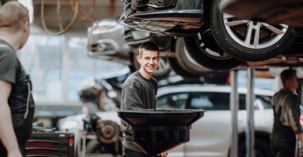 Lehrlinge in einer Mechaniker-Werkstätte | Credit: Autohaus Ortner