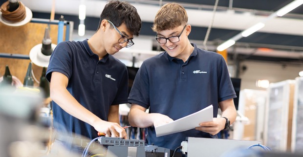 Lehrlinge bei der Arbeit in der Industrie | Credit: BT-Systems
