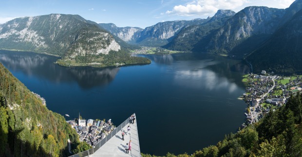 Aussichtsplattform mit Blick auf Gebirgssee | Credit: Coen Kossmann Fotografie