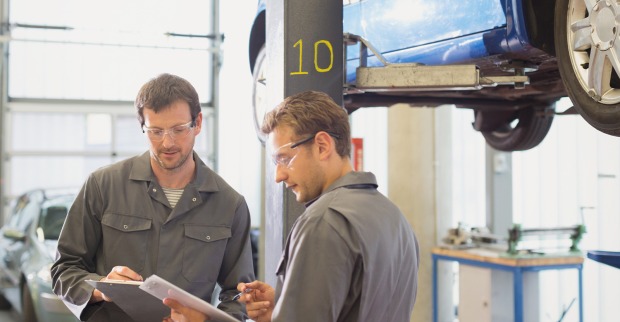 Zwei Mechaniker bei der Arbeit | Credit: KOTOIMAGES/Shutterstock