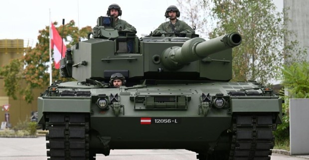 Panzer des österreichischen Bundesheeres mit Soldaten bei einer Fahrt