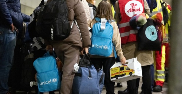 Ukraine-Vertriebene mit Kindern und UNICEF-Rucksäcken bei ihrer Ankunft