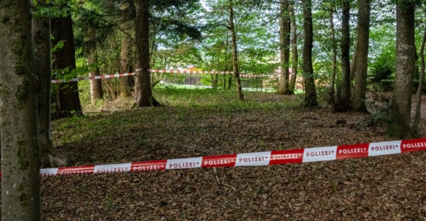 Polizeiabsperrung in einem Waldstück in Dürnau bei Vöcklabruck nahe dem Ager-Ufer