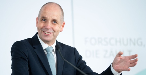 IHS-Chef Holger Bonin fordert AMS-Jobangebote für Beschäftigte