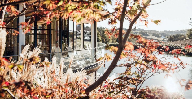 Herbststimmung am Seepavillon im Adults-only-Schaffelbad des Thermenresorts Loipersdorf | Credit: Thermenresort Loipersdorf